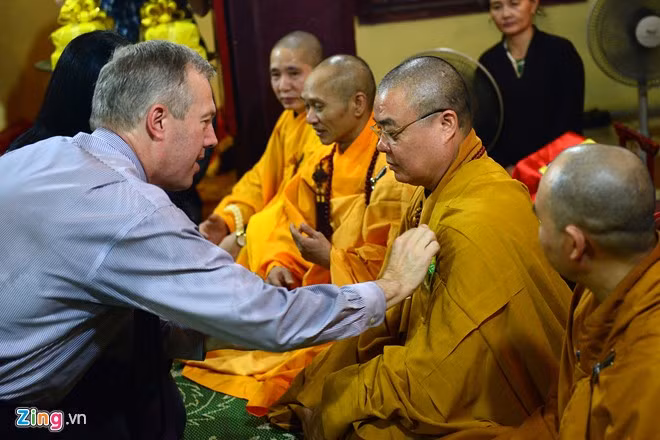 Đại sứ Mỹ dâng hoa hồng màu vàng, màu của trí tuệ, niềm tin cho các sư thầy chủ trì buổi lễ.