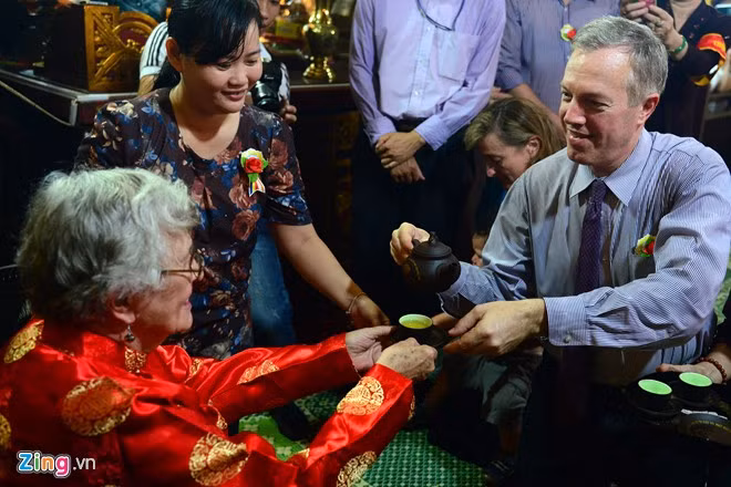 Sau đó, ông dâng trà lên mẹ.