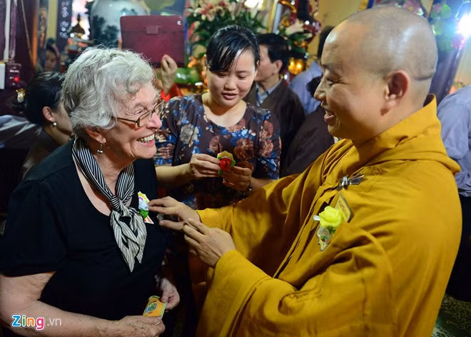 Bông hồng trắng cho những người con đã không còn đấng sinh thành.