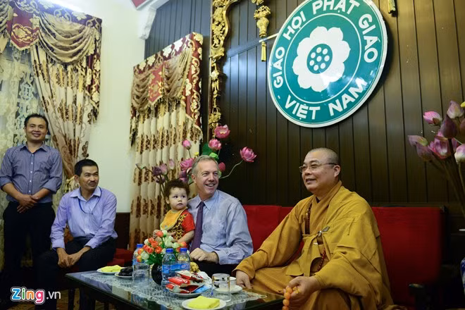 Đây là lần đầu tiên một Đại sứ Mỹ tới chùa Quán Sứ, trụ sở của Trung ương Giáo hội Phật giáo Việt Nam. Nói chuyện với các sư thầy trước giờ hành lễ, Đại sứ Ted Osius tự hào giới thiệu gia đình 3 thế hệ cùng tới chùa. Sư thầy cũng giải thích thêm với ông Ted Osius về lễ Vu Lan, ngày cha mẹ của Việt Nam và trách nhiệm phụng dưỡng đấng sinh thành của con cái.