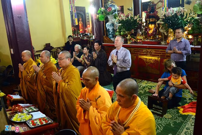 Buổi lễ diễn ra tại chính điện chùa Quán Sứ. Mẹ Đại sứ Ted tóc bạc, ngồi ngoài cùng bên trái trong khi chị gái đang bế con nhỏ của ông.