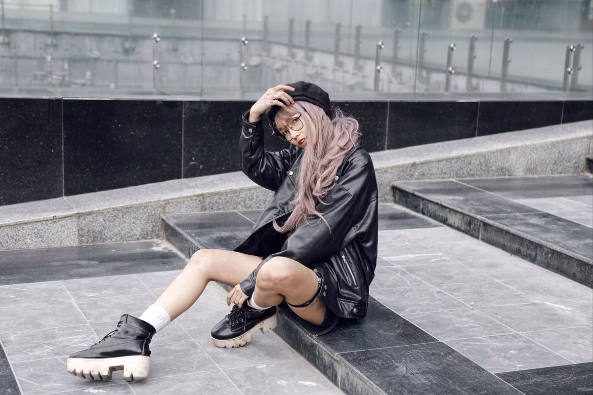 Dương Nguyễn sở hữu nhan sắc xinh đẹp với đôi môi cong quyến rũ và sống mũi dọc dừa hao hao nữ ca sỹ nổi tiếng Hyuna . Thêm vào đó, cô nàng hot girl Hà thành này còn có thần thái lạnh lùng, phong cách thời trang đầy cá tính, khiến nhiều người lại càng thấy cô giống với bản gốc Hàn Quốc của mình.