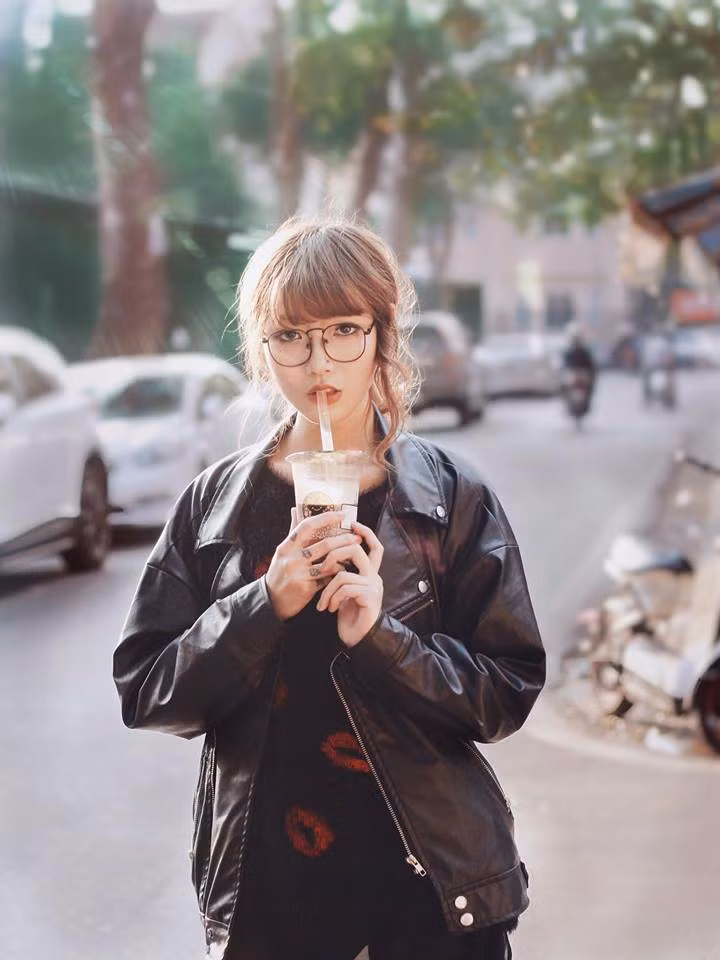 Không chỉ được biết tới biệt danh bản sao của Hyuna phiên bản Việt, Dương Nguyễn còn khiến nhiều bạn bè bất ngờ khi phô diễn những tài lẻ như Múa, nhảy, hát, diễn xuất, làm người mẫu ảnh.