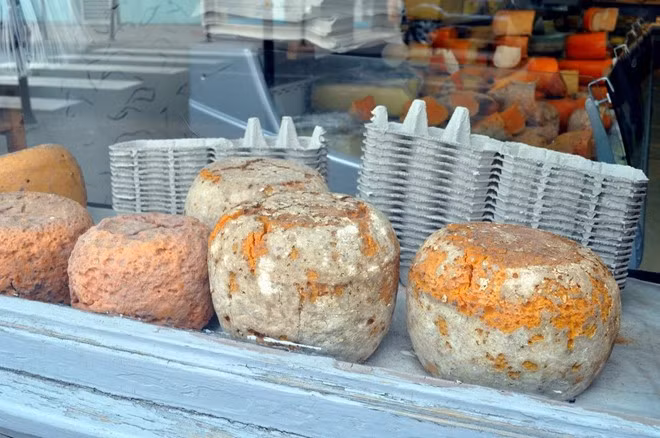 Pháp: Mimolette là một loại phô mai có màu xám, được sản xuất theo cách thức lên men truyền thống tại Pháp. Ảnh: Flickr/vialbost.