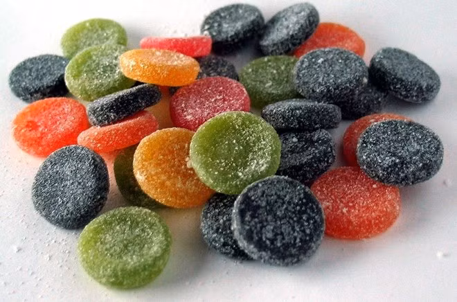 Na Uy: Một loại kẹo dẻo có nhiều mùi vị lạ, trong đó có cả vị mặn, khiến người không quen sẽ cảm thấy khó chịu khi ăn. Loại kẹo này còn được người dân Na Uy dùng khi ăn kem, thậm chí làm mồi nhắm khi uống bia. Ảnh: Wikimedia Commons/Mysid .