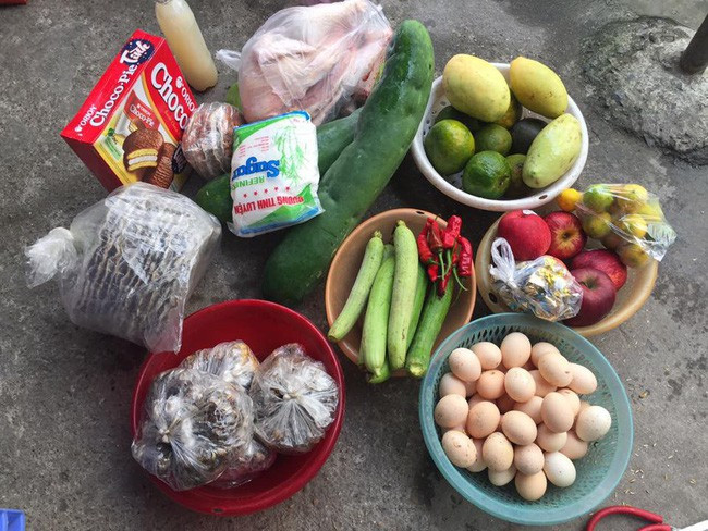 "... Đây là đồ cứ tháng 2 lần bố mẹ chồng em gửi lên cho nhà em đó ạ. Nhà đẻ em thì không có đất đai rộng để trồng trọt, chăn nuôi nên mỗi lần gửi cùng chuyến với bố mẹ chồng em thì mua đôi chim câu, cân ba chỉ cho nhà em thôi." nickname N.T chia sẻ thêm.