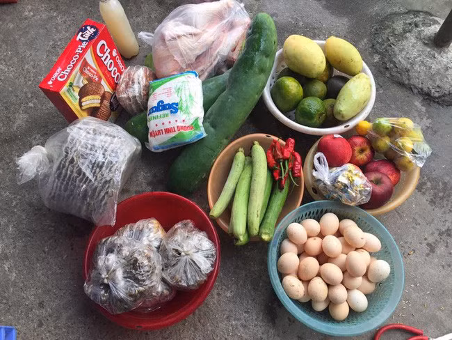 "... Đây là đồ cứ tháng 2 lần bố mẹ chồng em gửi lên cho nhà em đó ạ. Nhà đẻ em thì không có đất đai rộng để trồng trọt, chăn nuôi nên mỗi lần gửi cùng chuyến với bố mẹ chồng em thì mua đôi chim câu, cân ba chỉ cho nhà em thôi." nickname N.T chia sẻ thêm.