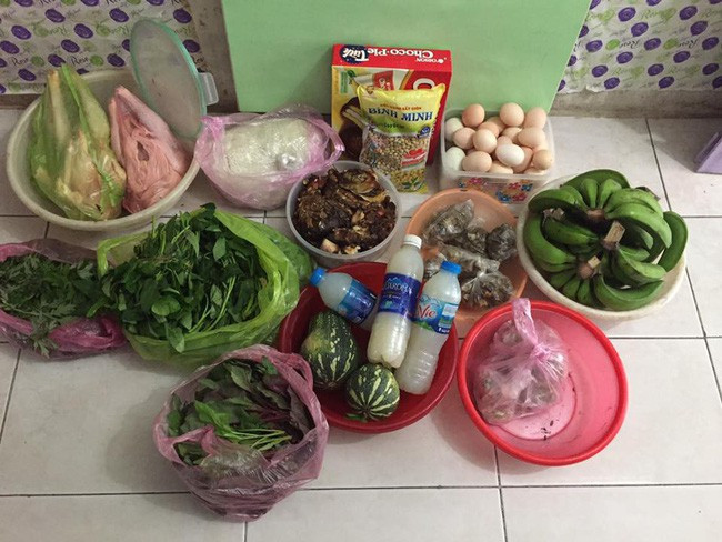 Nàng dâu này viết: "Có mom nào được mẹ chồng gửi con trai trai mà bà đi bắt ngoài đồng như thế này không ạ. Bắt về bà rửa sạch, luộc xong bà làm kĩ rồi đúm vào từng túi nhỏ, nước thì bà đóng vào chai nhựa để ngăn đá gửi lên Hà Nội cho nhà em. Khi nào nấu chỉ cần cho chai đó tan ra và lấy trai bà đã đúm từng đúm đấy ra nấu các mom ạ..."