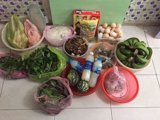 Nàng dâu này viết: "Có mom nào được mẹ chồng gửi con trai trai mà bà đi bắt ngoài đồng như thế này không ạ. Bắt về bà rửa sạch, luộc xong bà làm kĩ rồi đúm vào từng túi nhỏ, nước thì bà đóng vào chai nhựa để ngăn đá gửi lên Hà Nội cho nhà em. Khi nào nấu chỉ cần cho chai đó tan ra và lấy trai bà đã đúm từng đúm đấy ra nấu các mom ạ..."