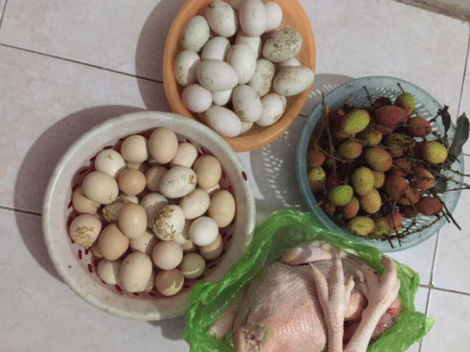 Biết các con bận, nên mẹ chồng của N.T rất cẩn thận nên đã bỏ công, bỏ sức để làm những con trai sông. Bà bắt về ngâm kĩ, rửa sạch sau đó luộc, làm xong xuôi rồi đóng gói cả cái, cả nước đem gửi lên Hà Nội cho con trai, con dâu.