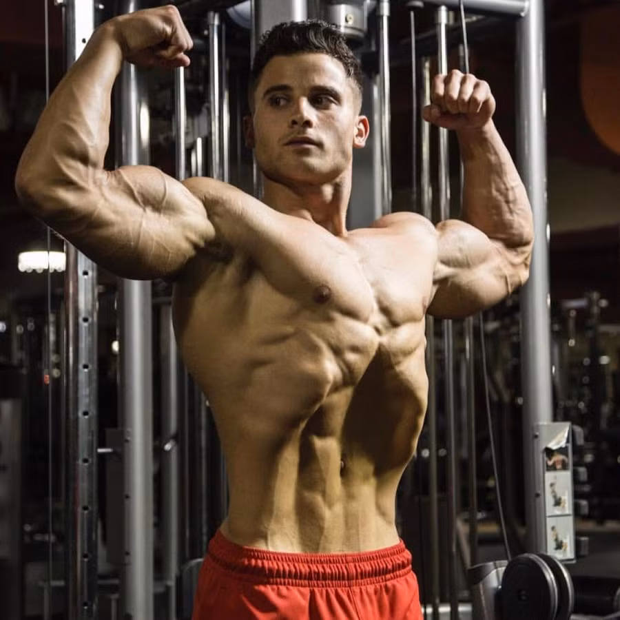 Khác với nhiều bạn trẻ khác, Dominick từng xin gian gia nhập hải quân với mong muốn rèn luyện bản thân. Kỷ luật quân đội giúp chàng trai 9X người Mỹ này có sức bền, dẻo dai và sự thấu hiểu cơ thể của mình hơn.