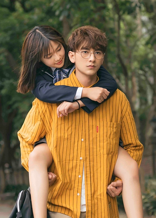 Cô gái xinh đẹp đó là Trần Hoàng Phương Lan (SN 1998), đang là sinh viên năm thứ hai khoa Quan hệ quốc tế của Học viện Báo chí và Tuyên truyền.