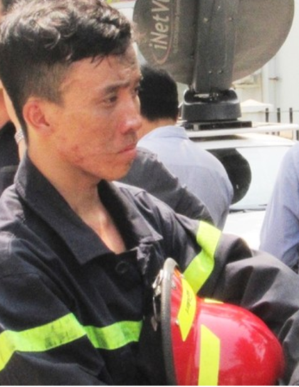 "Thương các anh lính cứu hỏa dũng cảm, dù mọi người có nói gì đi nữa thì không thể phủ nhận các anh đã cứu được hàng nghìn cư dân ở tòa nhà, và dập tắt đám cháy không lây lan. Cảm ơn những con người dũng cảm hi sinh bản thân cứu người. Mong anh vượt qua đau đớn, sớm bình phục để về sát cánh bên cạnh các đồng đội", một bạn khác bình luận. Ảnh: Công An TP HCM