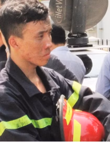 "Thương các anh lính cứu hỏa dũng cảm, dù mọi người có nói gì đi nữa thì không thể phủ nhận các anh đã cứu được hàng nghìn cư dân ở tòa nhà, và dập tắt đám cháy không lây lan. Cảm ơn những con người dũng cảm hi sinh bản thân cứu người. Mong anh vượt qua đau đớn, sớm bình phục để về sát cánh bên cạnh các đồng đội", một bạn khác bình luận. Ảnh: Công An TP HCM