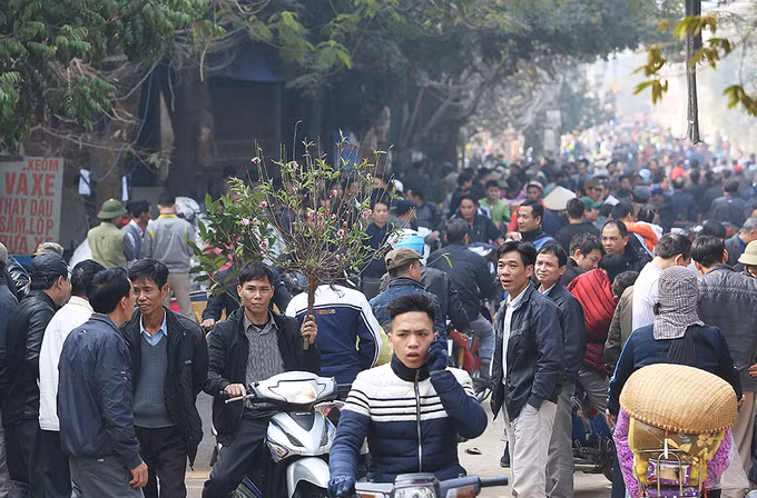 Nằm cách trung tâm Hà Nội khoảng gần 30 km, phiên chợ có cái tên dân gian "Nủa" vẫn còn lưu giữ được ít nhiều nét truyền thống của làng quê đồng bắc Bắc Bộ. Chợ Nủa nằm trên một gò đất rộng lớn thuộc xã Bình Phú (huyện Thạch Thất). Các phiên chợ họp vào các ngày 2, 7, 12, 17, 22, 27 âm lịch hàng tháng, thường chỉ diễn ra vào buổi sáng, riêng chợ Tết họp thêm phiên chiều.