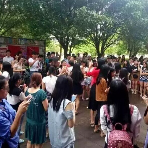 Nhiều thầy cô giáo và bạn học trong trường đều tỏ ra rất nhiệt tình và phấn khích.