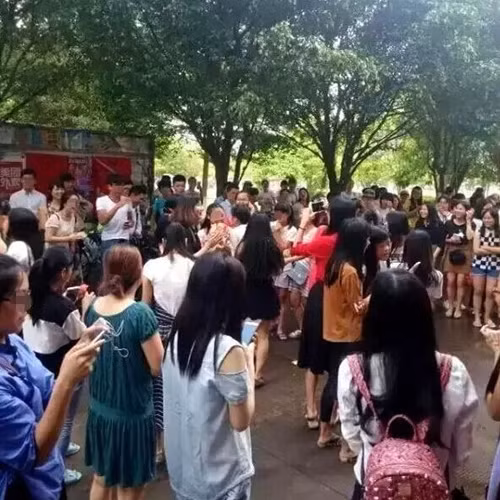 Nhiều thầy cô giáo và bạn học trong trường đều tỏ ra rất nhiệt tình và phấn khích.