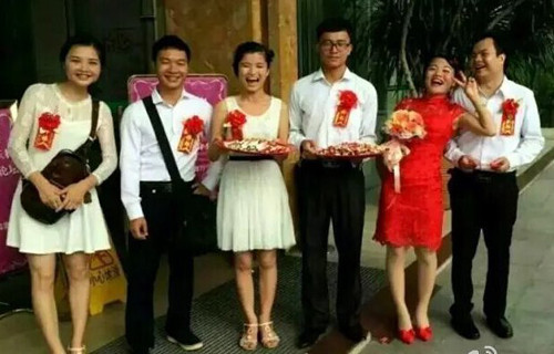 Những phù dâu, phù rể chính là bạn bè cùng lớp của cặp đôi nhân vật chính trên.