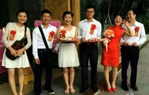 Những phù dâu, phù rể chính là bạn bè cùng lớp của cặp đôi nhân vật chính trên.