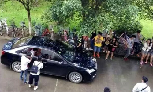 Khi chứng kiến cảnh tượng này, nhiều học sinh ở cùng ký túc xá đã vô cùng bất ngờ và họ tò mò đứng xem màn rước dâu có một không hai này.