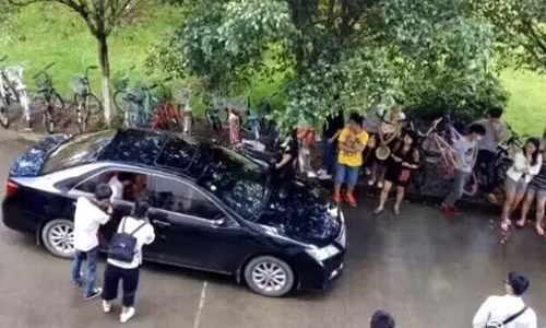 Khi chứng kiến cảnh tượng này, nhiều học sinh ở cùng ký túc xá đã vô cùng bất ngờ và họ tò mò đứng xem màn rước dâu có một không hai này.