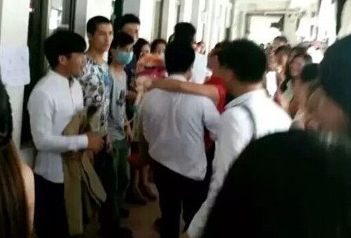 Trong hình, chú rể bồng cô dâu trong tiếng reo hò của đám đông đứng chật khắp hành lang. Ngày thường, nam sinh không được vào ký túc xá nữ nhưng trong ngày đặc biệt này, ban quản lý ký túc xá cũng thoải mái mở cửa.