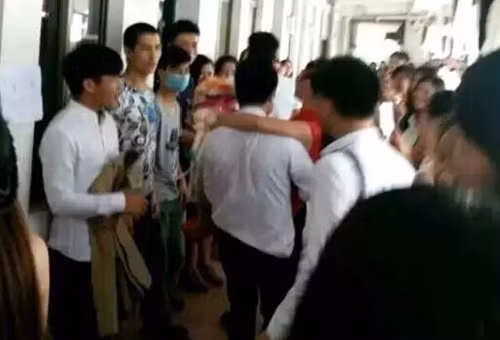 Trong hình, chú rể bồng cô dâu trong tiếng reo hò của đám đông đứng chật khắp hành lang. Ngày thường, nam sinh không được vào ký túc xá nữ nhưng trong ngày đặc biệt này, ban quản lý ký túc xá cũng thoải mái mở cửa.