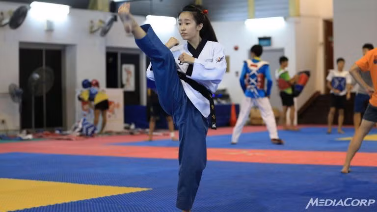 Với tổng điểm trung bình là 8.00, Chelsea Sim đã đánh bại VĐV từng vô địch thế giới là Rinna Babanto của Philippines để giành tấm HCV SEA Games 28. Trước đó tại SEA Games 27, Chelsea Sim chỉ giành được tấm HCB.