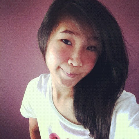 Cũng giống như những bạn gái khác, Chelsea Sim rất thích đi mua sắm và xem tivi.