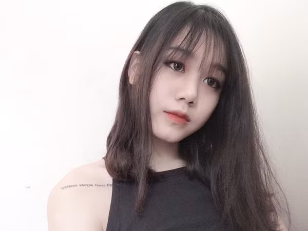 Lục lọi lại quá khứ, nhiều dân mạng biết rằng Diệu Thúy không phải gương mặt xa lạ khi cô nàng đã có 4 năm góp mặt trong một nhóm nhảy có tên Stay Crew và thường đi diễn tại các sự kiện giới trẻ, trung tâm văn hóa.