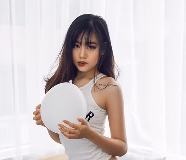 Xuất hiện trong buổi casting tài năng của cuộc thi Miss Teen 2017 tại Hà Nội, Diệu Thúy là gương mặt thu hút ống kính hơn cả bởi thân hình nõn nà với những đường cong chuẩn mực, đôi chân dài, thon và thẳng tắp cùng nước da trắng ngần giúp cho cô nổi bật giữa hàng trăm thí sinh đến dự thi.