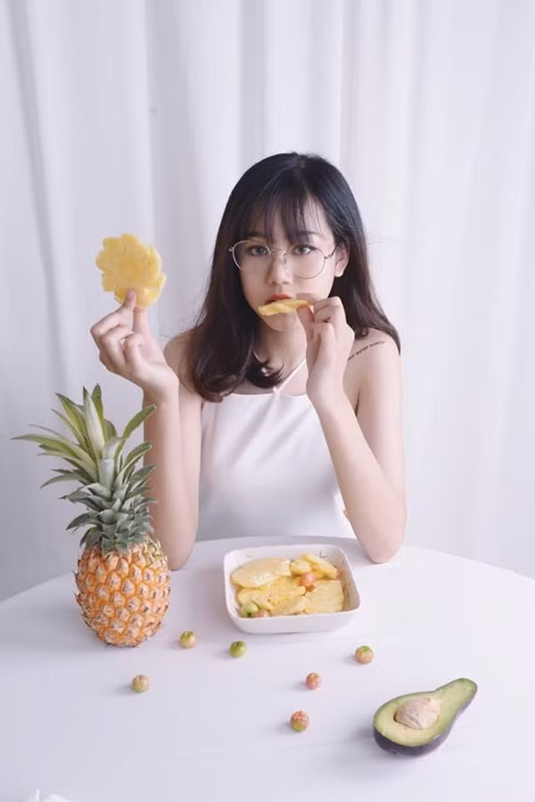 Không chỉ vậy, 9X Hà thành này còn có khuôn mặt được đánh giá khá ưa nhìn với ngũ quan tinh xảo. Bên cạnh đó, nhiều dân mạng còn đánh giá rằng, vẻ đẹp của Diệu Thúy xinh đẹp như búp bê.