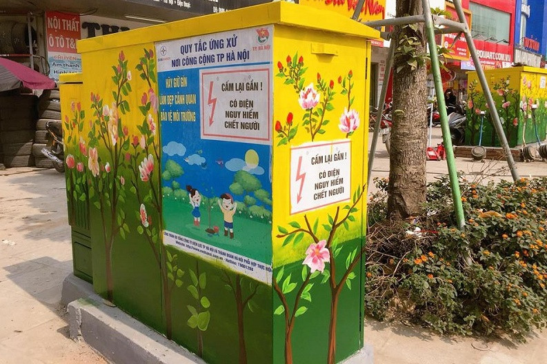 Người dân tỏ ra rất thích thú bởi những chiếc bốt điện cũ nhàm chán đã biến thành "chiếc tủ nở hoa" đầy màu sắc rực rỡ đón Tết Nguyên đán.