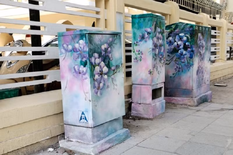 Chỉ cần đưa điện thoại lên chụp cùng những bốt điện này là các bạn trẻ đã có những bức hình vô cùng nghệ thuật rồi