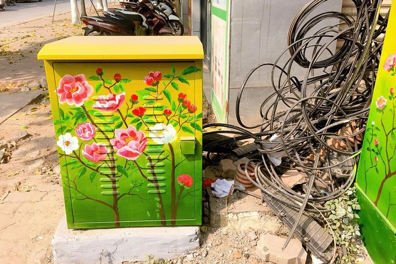 Tuy vẽ trang trí nhưng những bốt điện vẫn được dán cảnh báo nguy hiểm bên ngoài.