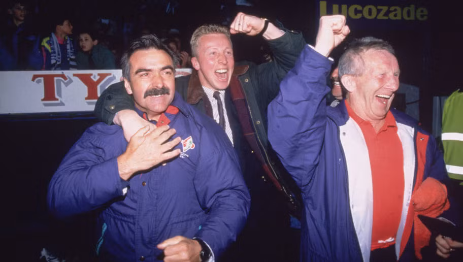 Mùa giải 1993/94, Swindon Town sở hữu tiền đạo người Na Uy Jan Age Fjortoft ghi tới 12 bàn. Hàng công có thành tích ghi bàn cao hơn cả Aston Villa, câu lạc bộ xếp hạng 10 nhưng rốt cuộc họ vẫn xếp chót bảng với hàng phòng ngự tệ nhất lịch sử, thủng 100 bàn.