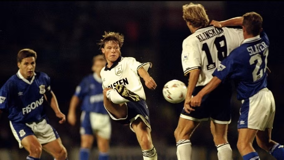 Ipswich Town 3 lần thay tướng trong mùa giải 1994/1995 nhưng vẫn không thoát khỏi cảnh xuống hạng. Họ để thua đến 29 trận, thủng lưới 93 bàn và có hiệu số âm 57. Cây săn bàn hàng đầu của họ mùa đó Claus Thomsen chỉ ghi được 5 bàn.