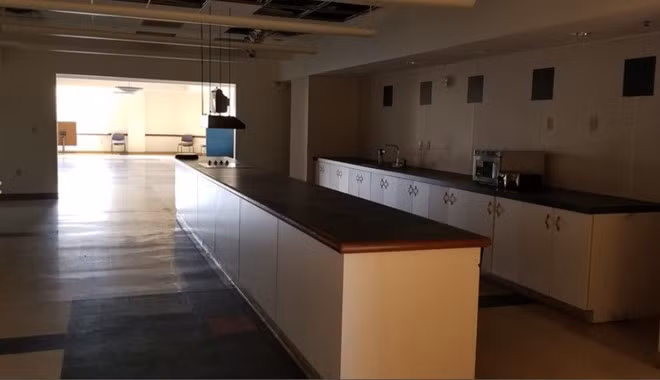 Khu vực bếp và nhà hàng bên trong tòa nhà.