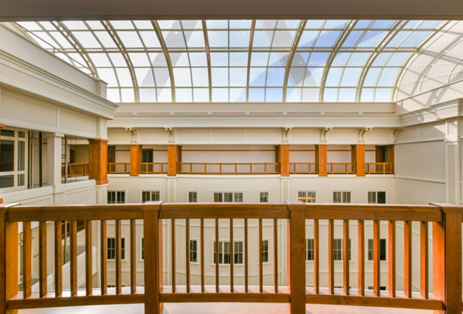 Hành lang thoáng mát, rộng rãi và được thiết kế với giếng trời tràn ngập ánh sáng.