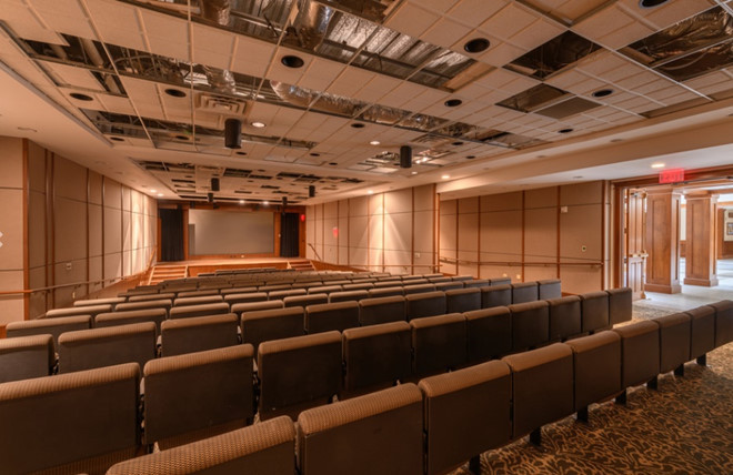 Hội trường rộng lớn với tông màu nhã nhặn, quý phái.