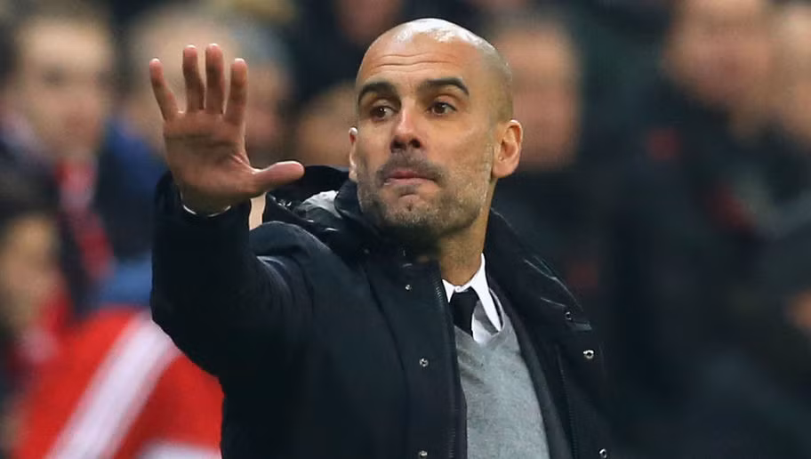 Với bản hợp đồng có thời hạn 3 năm đã ký vào tháng 2/2016, huấn luyện viên Pep Guardiola trở thành nhà cầm quân hưởng lương cao nhất thế giới, lên tới 15 triệu bảng/năm. Tuy vậy con số này đang có nguy cơ bị xô đổ khi Manchester United thậm chí còn trả cho Jose Mourinho nhiều hơn thế để ông thầy người Bồ đến Old Trafford, 20 triệu bảng/năm. Ảnh sử dụng trong bài: Marca.com/ Dailymail/ Independent.