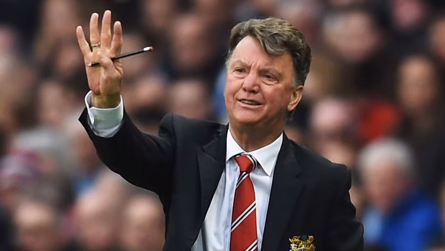 Van Gaal ký hợp đồng 3 năm với Manchester United vào mùa hè 2014. Ngoài việc đã tiêu tốn của Quỷ đỏ hơn 200 triệu bảng vào thị trường chuyển nhượng 2 năm gần đây. Louis Van Gaal còn đút túi 7.3 triệu bảng tiền lương bổng mỗi năm.