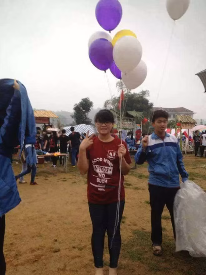 Cô bạn 9X được nhắc tới với hành trình kéo lại tuổi xuân bằng cách giảm cân đó là Nguyễn Nhật Lệ, sinh năm 1997, đang học năm 3 Đại học Văn hóa Hà Nội. Chia sẻ về cuộc sống của mình, Nhật Lệ chia sẻ: "Từ bé đến lớn em đã to cao hơn các bạn. Lúc chụp hình em nặng tầm 70kg, cao 1m7. Ra đường, với mẹ, người ta còn nhầm em với chị gái của mẹ luôn. Điều này khiến em khá tủi thân".