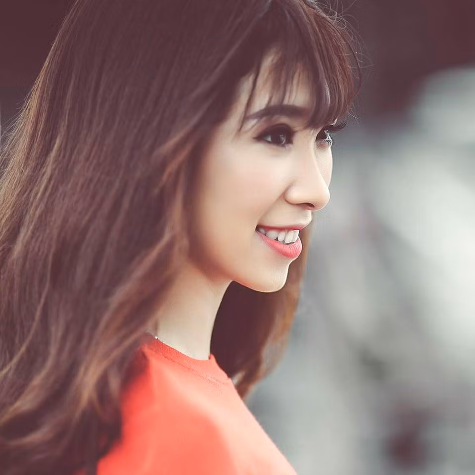 Tốt nghiệp ra trường, sở hữu một "chút vốn nho nhỏ" từ kỹ năng, kinh nghiệm lẫn tài chính, cô cùng với người anh họ đã mở ra một cửa hàng giày Việt Nam xuất khẩu cho riêng mình.