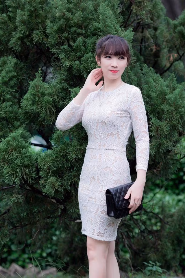 Sau khi học xong cấp ba ở quê nhà, Thảo Duyên lên thành phố học. Cô tâm sự rằng khi học năm nhất trường cao đẳng Bách Việt chuyên ngành tiếng Anh thương mại, cô gái quê Đồng Tháp đã xin đi làm thêm rất nhiều nghề từ chạy bàn trong quán cà phê, cho đến bán hàng tại cửa hàng giày dép. Với cô nàng đến từ Đồng Tháp này làm thêm không những giúp cô kiếm thêm thu nhập trang trải học hành, mà còn giúp cô nuôi ước mơ và chờ cơ duyên đến với việc kinh doanh giày cao gót.