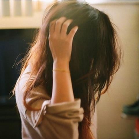 Tuy nhiên, nhiều dân mạng cũng lên tiếng bảo vệ chàng trai trên rằng: "Con gái con đứa, tóc tai đã dài mà không biết vệ sinh. Không phải khoe người yêu chứ, "gấu chó" nhà mình cứ mỗi khi đi chơi đều phải gội đầu. Đôi khi tiêu cực đến nỗi "em không đi đâu vì hôm nay "đầu bết trưởng" lắm".