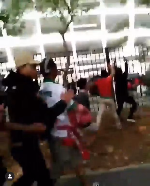 Thua Malaysia ngay tren san nha, fans Indonesia qua khich tan cong CDV doi khach