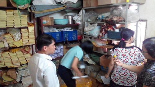 Làm việc với đoàn thanh tra, ông Cường cho biết trước giờ đã thành lập 3 công ty gồm: Công ty TNHH SX MC Food có trụ sở tại quận Tân Phú, Công ty TNHH MTV MC Food có trụ sở ở quận 10 và một Công ty TNHH OTCPHA có trụ sở tại quận 8 vừa mới thành lập. Tuy nhiên, ông không xuất trình được giấy tờ liên quan đến hoạt động của các công ty này với nhiều lý do. Ảnh Việt Văn.