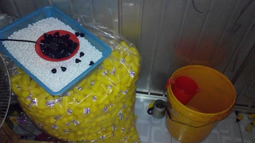 Hai địa chỉ mới này được ông Cường chuyển về làm để làm “đại bản doanh” sản xuất thực phẩm chức năng, do là của mình nên cứ để lộn xộn, cũng giống như máy móc, sản phẩm vậy. Lúc thì làm ở cơ sở 118, lúc thì để thành phẩm ở bên cơ sở 115… Ảnh Việt Văn.