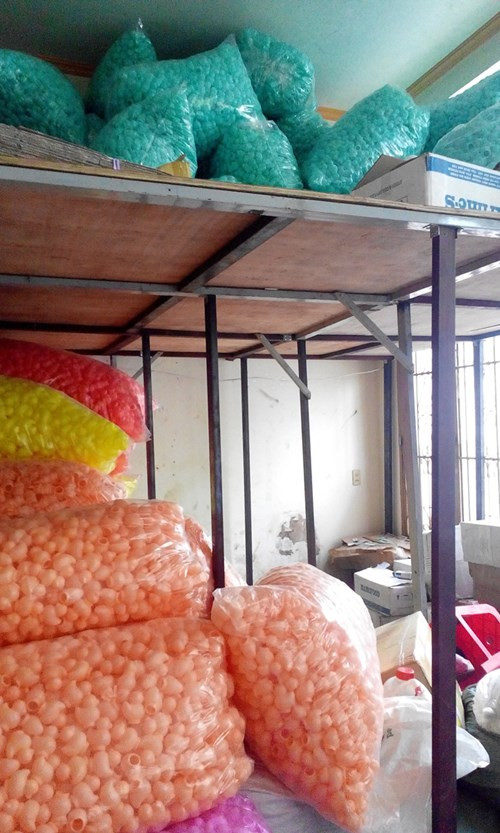 Trong danh sách báo giá mà ông Cường đưa cho đoàn thanh tra có gần 30 danh mục sản phẩm. Tuy nhiên ông cho biết, thực tế công ty sản xuất hơn 50 sản phẩm các loại chủ yếu thực phẩm chức năng và mỹ phẩm. Tuy nhiên cũng tùy theo thời vụ, theo đơn đặt hàng của khách mà lúc thì có sản phẩm này, lúc thì không. Ảnh Việt Văn.